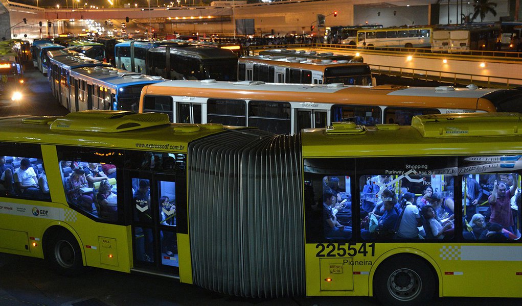 Brasília - Rodoviários fazem uma paralisação relâmpago em solidariedade aos presos durante manifestação de servidores do DF em greve que terminou em confronto com a polícia (Fabio Rodrigues Pozzebom/Agência Brasil) (Foto: Leonardo Lucena) Brasília - Rodoviários fazem uma paralisação relâmpago em solidariedade aos presos durante manifestação de servidores do DF em greve que terminou em confronto com a polícia (Fabio Rodrigues Pozzebom/Agência Brasil)