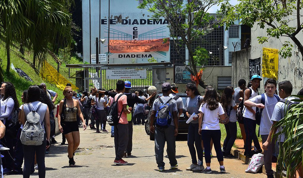São Paulo - Escola Estadual Diadema ocupada por estudantes contra a reorganização escolar que será implantada em janeiro de 2016 pela Secretaria de Educação (Rovena Rosa/Agência Brasil) (Foto: Leonardo Lucena) São Paulo - Escola Estadual Diadema ocupada por estudantes contra a reorganização escolar que será implantada em janeiro de 2016 pela Secretaria de Educação (Rovena Rosa/Agência Brasil)