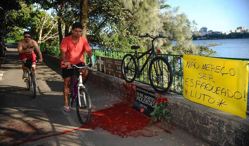 Protesto da ONG Rio de Paz pela morte do médico Jaime Gold, 56 anos, esfaqueado em um assalto na Lagoa Rodrigo de Freitas, quando passeava de bicicleta (Fernando Frazão/Agência Brasil) (Foto: Leonardo Lucena) Protesto da ONG Rio de Paz pela morte do médico Jaime Gold, 56 anos, esfaqueado em um assalto na Lagoa Rodrigo de Freitas, quando passeava de bicicleta (Fernando Frazão/Agência Brasil)