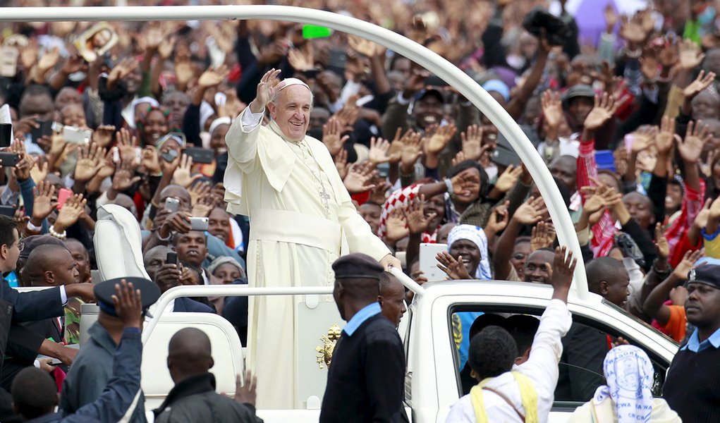 Papa Francisco em meio a multidão em Nairóbi. 26/11/2015 REUTERS/Thomas Mukoya (Foto: Paulo Emílio) Papa Francisco em meio a multidão em Nairóbi. 26/11/2015 REUTERS/Thomas Mukoya