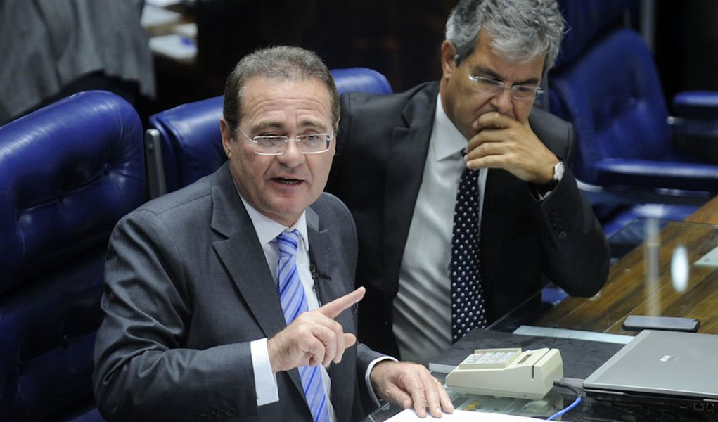 O presidente do Senado, Renan Calheiros, anuncia corte de terceirizados e modernização na Comunicação do Senado. À direita, o senador Jorge Viana (PT-AC) (Foto: Aquiles Lins) O presidente do Senado, Renan Calheiros, anuncia corte de terceirizados e modernização na Comunicação do Senado. À direita, o senador Jorge Viana (PT-AC)