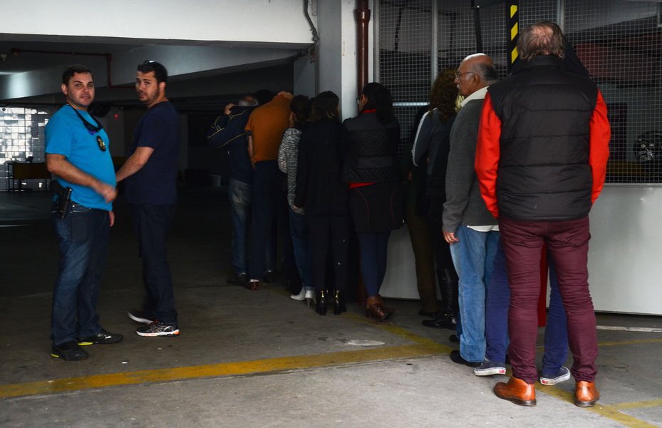 São Paulo - Acusados da Operação Boca Livre, que investiga desvios de dinheiro através da Lei Rouanet, chegam ao Fórum Ministro Jarbas Nobre para prestar depoimento. (Foto: Romulo Faro) São Paulo - Acusados da Operação Boca Livre, que investiga desvios de dinheiro através da Lei Rouanet, chegam ao Fórum Ministro Jarbas Nobre para prestar depoimento.