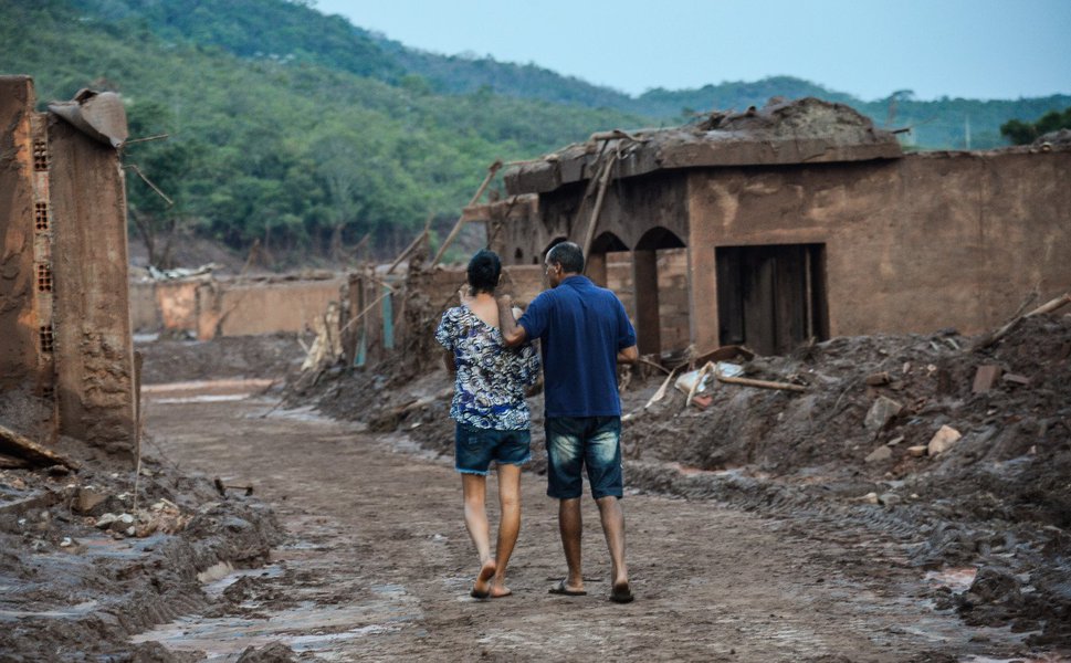 Mariana (MG) - Rompimento de duas barragens da mineradora Samarco na última quinta-feira (5). Em meio ao cenário de muita lama, barro e destruição, bombeiros fazem buscas atrás de vítimas (Antonio Cruz/Agência Brasil) (Foto: Leonardo Lucena) Mariana (MG) - Rompimento de duas barragens da mineradora Samarco na última quinta-feira (5). Em meio ao cenário de muita lama, barro e destruição, bombeiros fazem buscas atrás de vítimas (Antonio Cruz/Agência Brasil)