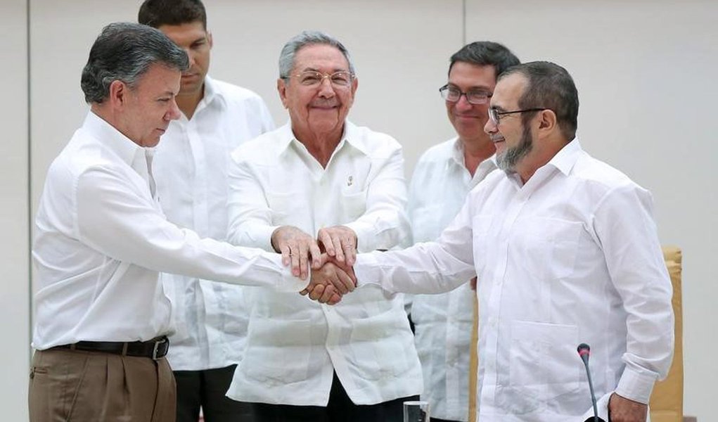 Presidente colombiano (E) cumprimenta líder das Farc em Havana. 23/9/2015. REUTERS/Alexandre Meneghini (Foto: Leonardo Attuch) Presidente colombiano (E) cumprimenta líder das Farc em Havana. 23/9/2015. REUTERS/Alexandre Meneghini