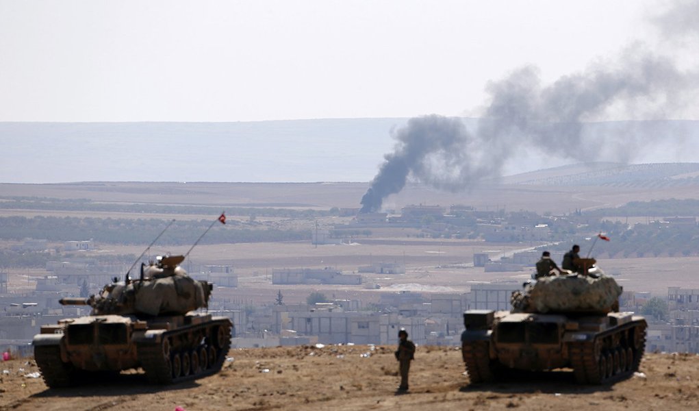 Smoke rises from the Syrian town of Kobani, Turkish army tanks take position on the Turkish (Foto: Aquiles Lins) Smoke rises from the Syrian town of Kobani, Turkish army tanks take position on the Turkish