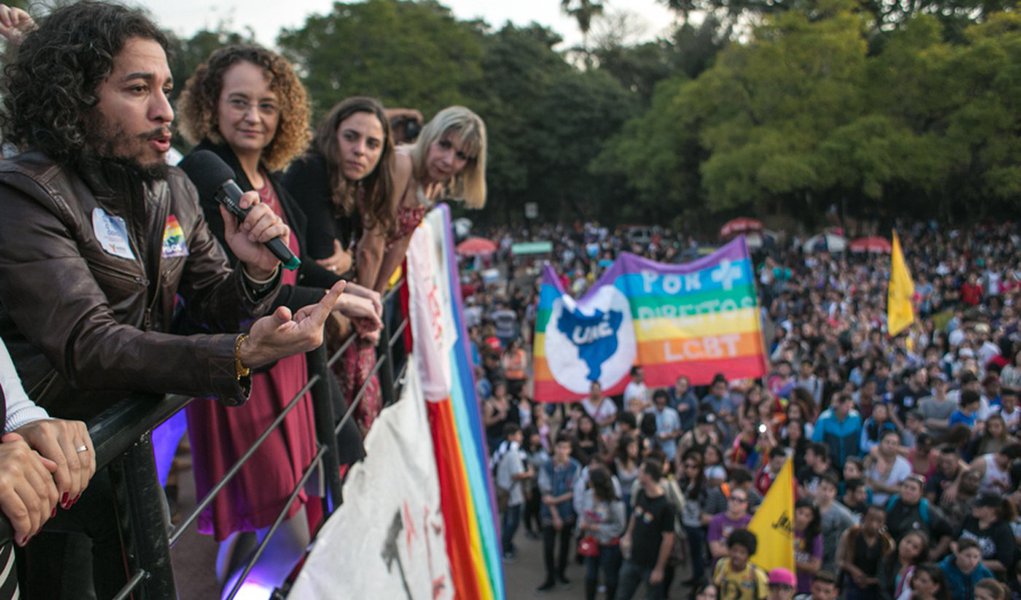28/06/2015 - PORTO ALEGRE, RS, BRASIL - Parada de luta LGBT na Redenção, com as presenças de Luciana Genro, Jean Willis, Fernanda Melchionna e Manoela D`Ávila. /diversidade / Foto: Guilherme Santos/Sul21 (Foto: Luciana Oliveira) 28/06/2015 - PORTO ALEGRE, RS, BRASIL - Parada de luta LGBT na Redenção, com as presenças de Luciana Genro, Jean Willis, Fernanda Melchionna e Manoela D`Ávila. /diversidade / Foto: Guilherme Santos/Sul21