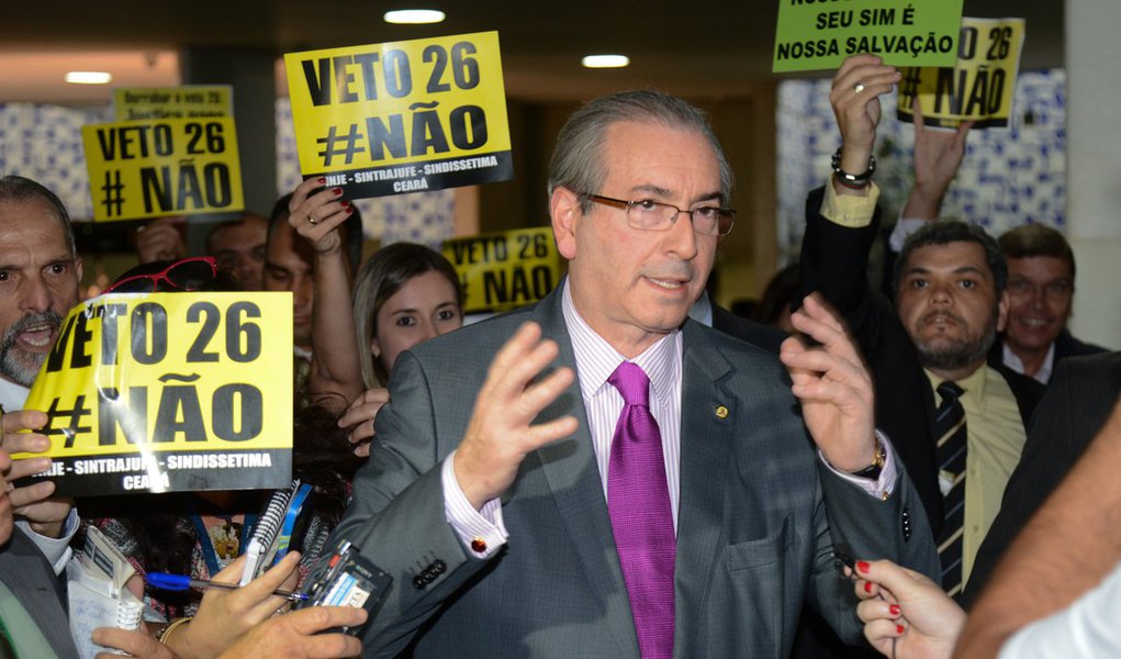 Presidente da Camara, Eduardo Cunha, fala com a imprensa antes de presidir a ordem do dia (Fabio Rodrigues Pozzebom/Agência Brasil) (Foto: Roberta Namour) Presidente da Camara, Eduardo Cunha, fala com a imprensa antes de presidir a ordem do dia (Fabio Rodrigues Pozzebom/Agência Brasil)