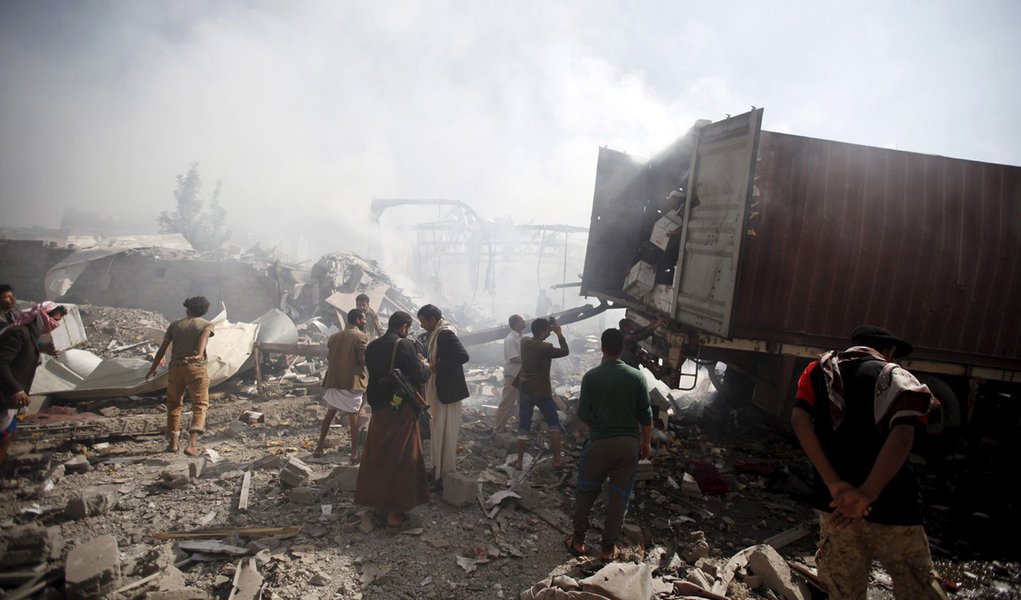 Armazém destruído por ataques aéreos sauditas em Sanaa, no Iêmen. 25/10/2015 REUTERS/Khaled Abdullah (Foto: Paulo Emílio) Armazém destruído por ataques aéreos sauditas em Sanaa, no Iêmen. 25/10/2015 REUTERS/Khaled Abdullah