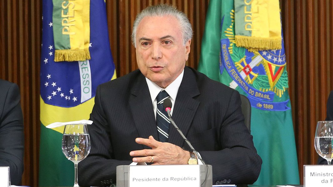 Brasília - O presidente da Câmara, Rodrigo Maia, o presidente Michel Temer e o ministro da Fazenda, Henrique Meirelles durante reunião com integrantes da Comissão de Reforma da Previdência (Antonio Cruz/Agência Brasil) (Foto: Paulo Emílio) Brasília - O presidente da Câmara, Rodrigo Maia, o presidente Michel Temer e o ministro da Fazenda, Henrique Meirelles durante reunião com integrantes da Comissão de Reforma da Previdência (Antonio Cruz/Agência Brasil)