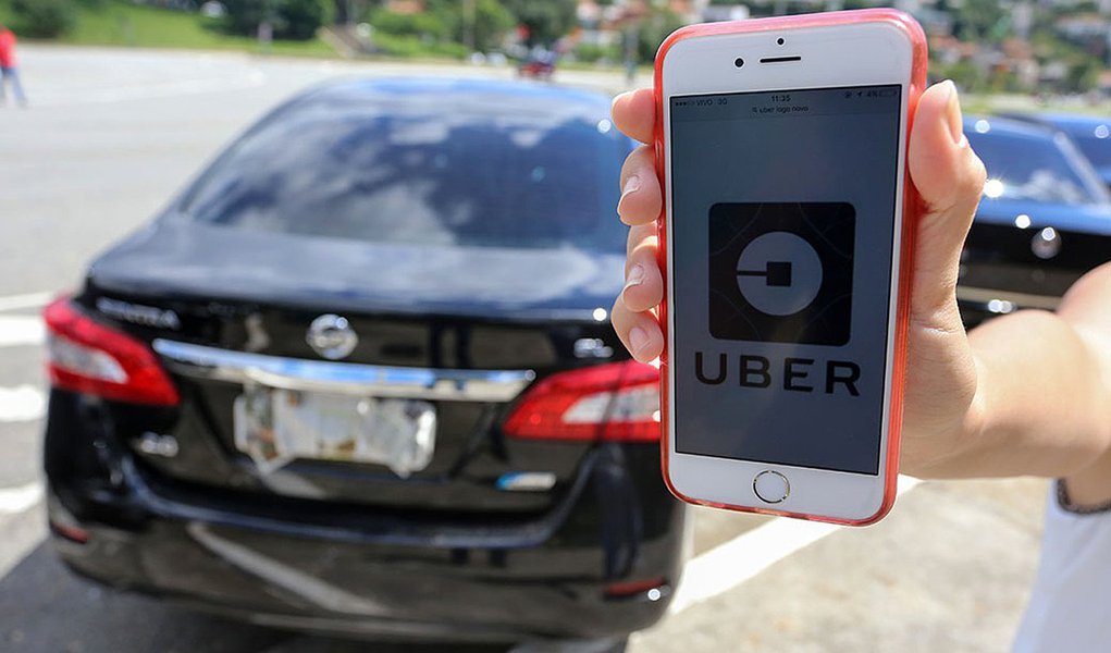 São Paulo, SP 28/03/2016 Manifestação de motoristas do UBER em frente ao Estádio do Pacaembú, na Praça Charles Miller. Foto: Leo Martins (Foto: Leonardo Lucena) São Paulo, SP 28/03/2016 Manifestação de motoristas do UBER em frente ao Estádio do Pacaembú, na Praça Charles Miller. Foto: Leo Martins
