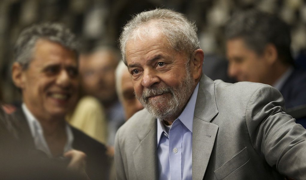 Brasília - O o ex-presidente Luiz Inácio Lula da Silva assiste a presidenta afastada Dilma Rousseff fazer sua defesa diante dos Senadores durante sessão de julgamento do impeachment. ( Marcelo Camargo/Agência Brasil) (Foto: Ayrton Centeno) Brasília - O o ex-presidente Luiz Inácio Lula da Silva assiste a presidenta afastada Dilma Rousseff fazer sua defesa diante dos Senadores durante sessão de julgamento do impeachment. ( Marcelo Camargo/Agência Brasil)