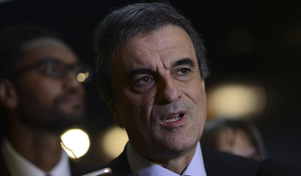 Ministro José Eduardo Cardozo, se reúne com os secretários de Segurança Pública de todo o Brasil. Na pauta, penas mais severas para quem cometer roubos a caixas eletrônicos (Elza Fiuza/ Agência Brasil) (Foto: Roberta Namour) Ministro José Eduardo Cardozo, se reúne com os secretários de Segurança Pública de todo o Brasil. Na pauta, penas mais severas para quem cometer roubos a caixas eletrônicos (Elza Fiuza/ Agência Brasil)