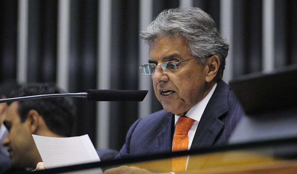 1º secretário da Mesa Diretora, dep. Beto Mansur (PRB-SP), lê o pedido de impeachment protocolado na Casa contra a presidente Dilma Rousseff (Foto: Leonardo Attuch) 1º secretário da Mesa Diretora, dep. Beto Mansur (PRB-SP), lê o pedido de impeachment protocolado na Casa contra a presidente Dilma Rousseff