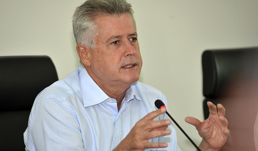 Brasília - O governador Rodrigo Rollemberg, se reúne com a secretária adjunta de Saúde, Eliene Berg, e com os diretores regionais de hospitais para discutir a situação da saúde no DF (Elza Fiuza/Agência Brasil) (Foto: Leonardo Lucena) Brasília - O governador Rodrigo Rollemberg, se reúne com a secretária adjunta de Saúde, Eliene Berg, e com os diretores regionais de hospitais para discutir a situação da saúde no DF (Elza Fiuza/Agência Brasil)