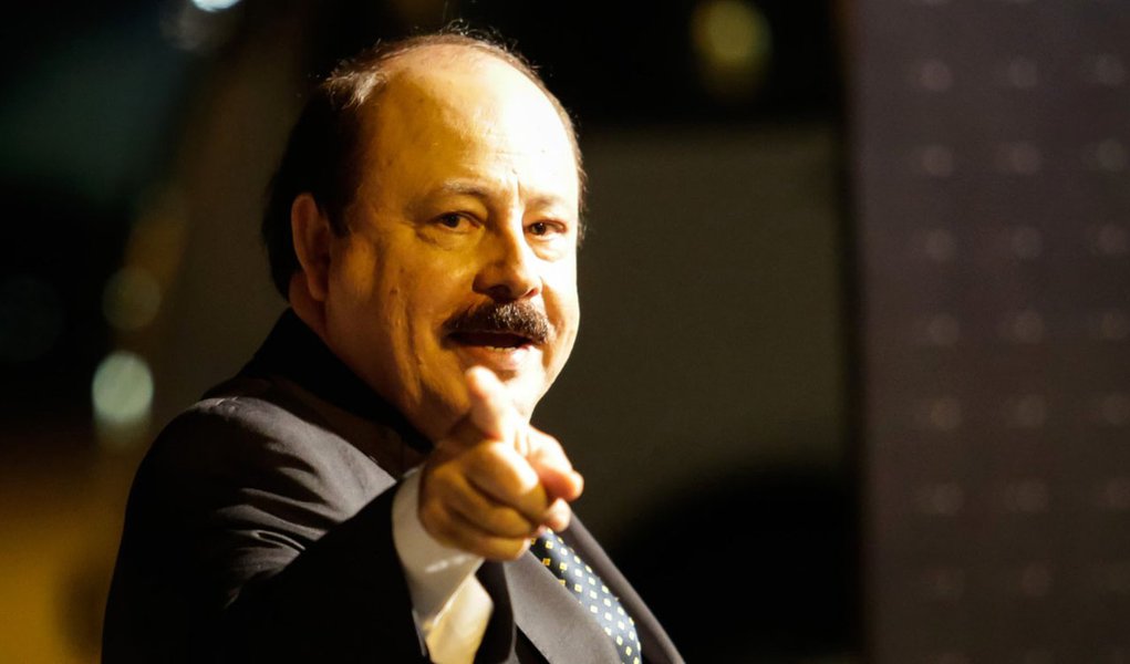 SP - ELEI��ES/DEBATE/PRESIDENTE - POL�TICA - O candidato � Presid�ncia da Rep�blica pelo PRTB, Levy Fidelix, ap�s o debate com os candidatos � Presid�ncia da Rep�blica promovido pelo UOL, Folha de S. Paulo, SBT e a r�dio Jovem Pan, no est�dio do SBT, em S (Foto: Roberta Namour) SP - ELEI��ES/DEBATE/PRESIDENTE - POL�TICA - O candidato � Presid�ncia da Rep�blica pelo PRTB, Levy Fidelix, ap�s o debate com os candidatos � Presid�ncia da Rep�blica promovido pelo UOL, Folha de S. Paulo, SBT e a r�dio Jovem Pan, no est�dio do SBT, em S