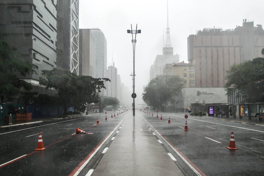 25-12-2014 - Chuva nesta quinta feira de Natal na Avenida Paulista. Foto: Rafael Neddermeyer/ Fotos Públicas (Foto: Romulo Faro) 25-12-2014 - Chuva nesta quinta feira de Natal na Avenida Paulista. Foto: Rafael Neddermeyer/ Fotos Públicas