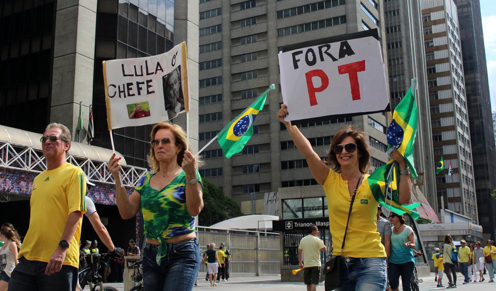São Paulo- SP- Brasil- 16/08/2015- Manifestação contra o governo Dilma, na avenida Paulista. Na foto, manifestantes em dispersão, descendo a rua da Consolação, no sentido centro. Foto: André Tambucci/ Fotos Públicas (Foto: Roberto Amaral) São Paulo- SP- Brasil- 16/08/2015- Manifestação contra o governo Dilma, na avenida Paulista. Na foto, manifestantes em dispersão, descendo a rua da Consolação, no sentido centro. Foto: André Tambucci/ Fotos Públicas