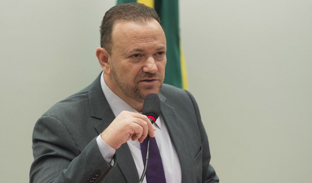 O ministro da Secom, Edinho Silva, fala na Comissão de Ciência e Tecnologia, Comunicação e Informática da Câmara sobre as ações prioritárias da pasta (Marcelo Camargo/Agência Brasil) (Foto: Paulo Emílio) O ministro da Secom, Edinho Silva, fala na Comissão de Ciência e Tecnologia, Comunicação e Informática da Câmara sobre as ações prioritárias da pasta (Marcelo Camargo/Agência Brasil)