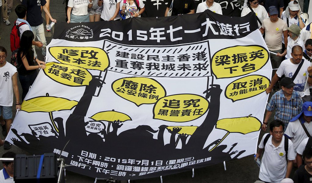 Manifestantes protestam pela democracia em Hong Kong. 01/07/2015 REUTERS/Bobby Yip (Foto: Paulo Emílio) Manifestantes protestam pela democracia em Hong Kong. 01/07/2015 REUTERS/Bobby Yip