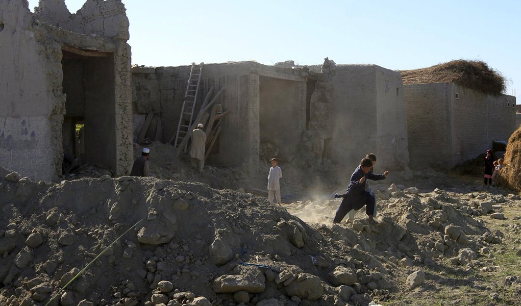 Crianças em meio a destroços após terremoto em Jalalabad, Afeganistão. 27/10/2015 REUTERS/Parwiz (Foto: Paulo Emílio) Crianças em meio a destroços após terremoto em Jalalabad, Afeganistão. 27/10/2015 REUTERS/Parwiz