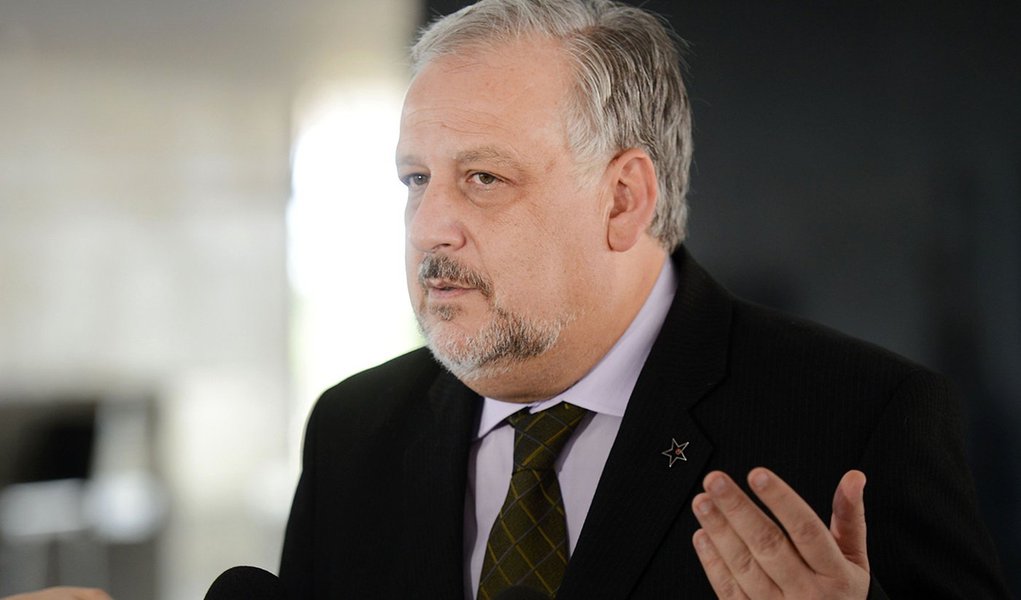 Brasília - O ministro da Secretaria de Governo, Ricardo Berzoini, fala a imprensa no Palácio do Planalto(Fabio Rodrigues Pozzebom/Agência Brasil) (Foto: Gisele Federicce) Brasília - O ministro da Secretaria de Governo, Ricardo Berzoini, fala a imprensa no Palácio do Planalto(Fabio Rodrigues Pozzebom/Agência Brasil)