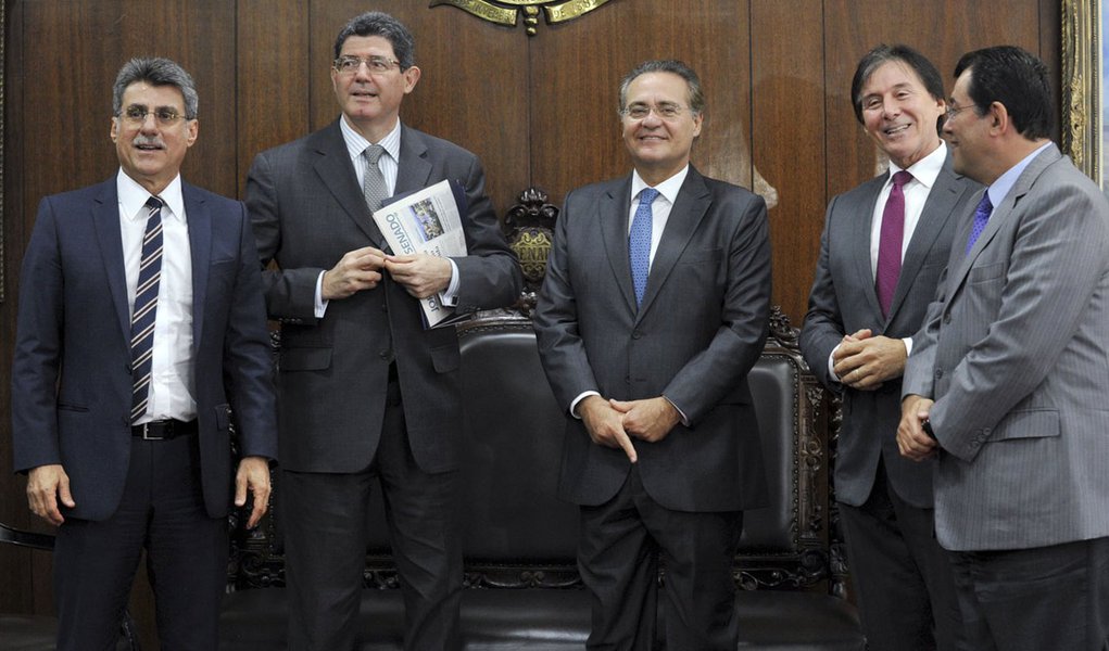 O presidente do Senado, Renan Calheiros (PMDB-AL), se reúne com o ministro da Fazenda, Joaquim Levy, para discutir uma proposta alternativa para a questão da correção do Imposto de Renda na fonte.
(E/D):
senador Romero Jucá (PMDB-RR);
ministro da Faz (Foto: Gisele Federicce) O presidente do Senado, Renan Calheiros (PMDB-AL), se reúne com o ministro da Fazenda, Joaquim Levy, para discutir uma proposta alternativa para a questão da correção do Imposto de Renda na fonte.
(E/D):
senador Romero Jucá (PMDB-RR);
ministro da Faz