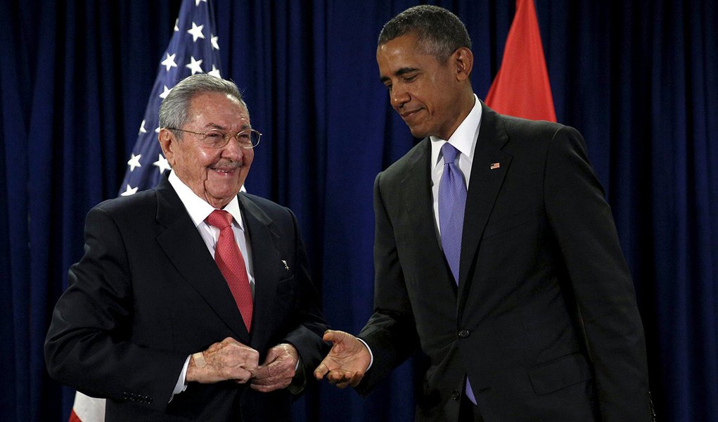 Presidente dos EUA, Barack Obama, e presidente de Cuba, Raúl Castro, durante encontro na ONU. 29/09/2015 REUTERS/Kevin Lamarque (Foto: Gisele Federicce) Presidente dos EUA, Barack Obama, e presidente de Cuba, Raúl Castro, durante encontro na ONU. 29/09/2015 REUTERS/Kevin Lamarque