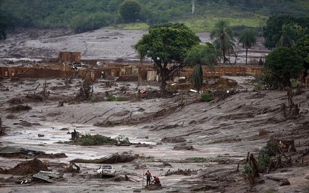 Bombeiros procuram vítimas em Bento Rodrigues, distrito de Mariana (MG) que foi inundado por lama após rompimento de barragens da mineradora Samarco. 08/11/2015 REUTERS/Ricardo Moraes (Foto: Lucas Rodrigo Ogawa) Bombeiros procuram vítimas em Bento Rodrigues, distrito de Mariana (MG) que foi inundado por lama após rompimento de barragens da mineradora Samarco. 08/11/2015 REUTERS/Ricardo Moraes