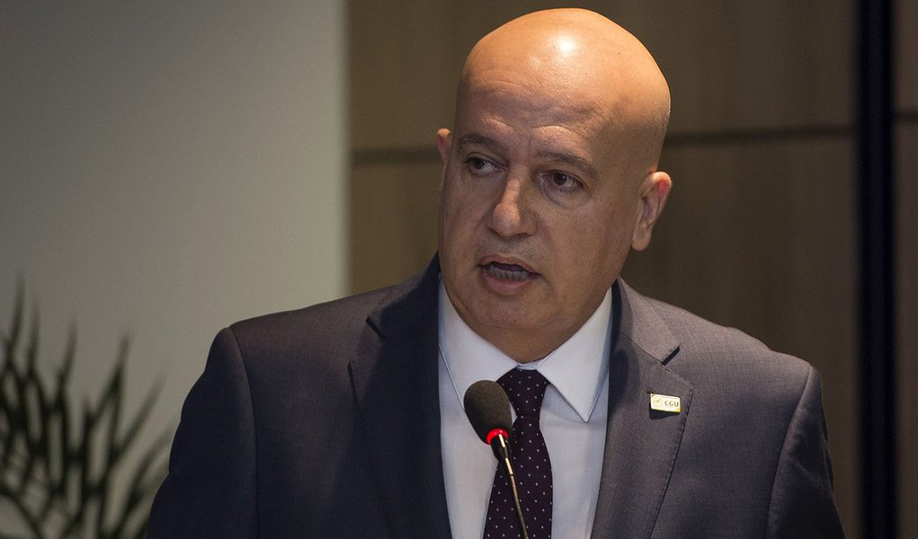 BRASILIA DF 02/01/2015 POLITICA POSSE O novo ministro-chefe da Controladoria-Geral da União (CGU), Valdir Simão, recebe o cargo de seu antecessor, Jorge Hage, em solenidade no edifício sede do órgão FOTO Marcelo Camargo/Agência Brasil (Foto: Aquiles Lins) BRASILIA DF 02/01/2015 POLITICA POSSE O novo ministro-chefe da Controladoria-Geral da União (CGU), Valdir Simão, recebe o cargo de seu antecessor, Jorge Hage, em solenidade no edifício sede do órgão FOTO Marcelo Camargo/Agência Brasil