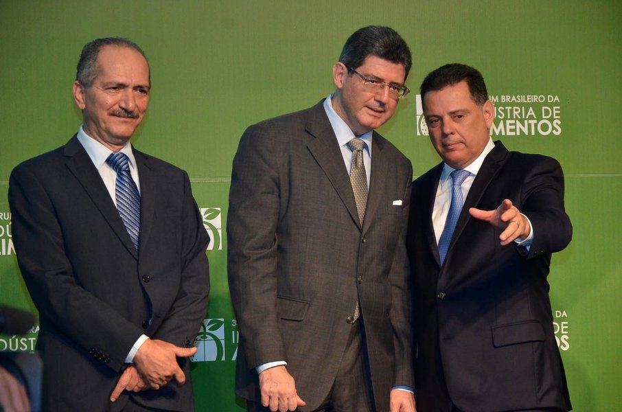 Entrega do Pr�mio LIDE da Industria de Alimentos na foto Ex Ministro Aldo Rebelo Ministro da Fazenda Joaquim levy Governador Marconi Eduardo Ferreira (Foto: Realle Palazzo-Martini) Entrega do Pr�mio LIDE da Industria de Alimentos na foto Ex Ministro Aldo Rebelo Ministro da Fazenda Joaquim levy Governador Marconi Eduardo Ferreira