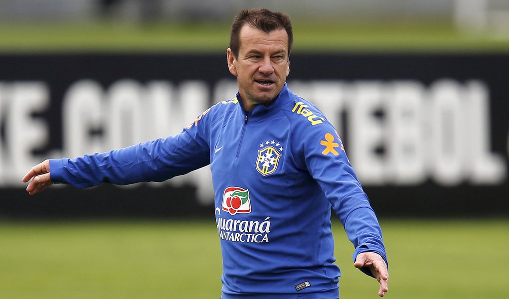Técnico Dunga, da seleção brasileira, durante treino da equipe na Granja Comary, em Teresópolis. 03/06/2015 REUTERS/Sergio Moraes (Foto: Paulo Emílio) Técnico Dunga, da seleção brasileira, durante treino da equipe na Granja Comary, em Teresópolis. 03/06/2015 REUTERS/Sergio Moraes