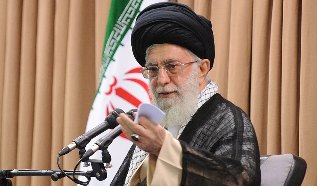 TEHRAN, IRAN - JULY 8: Supreme Leader of Iran Ayatollah Ali Khamenei, gives a speech on the meeting in Tehran, Iran on 8 July, 2014. (Photo by Leader.ir - Pool/Anadolu Agency/Getty Images) (Foto: Paulo Emílio) TEHRAN, IRAN - JULY 8: Supreme Leader of Iran Ayatollah Ali Khamenei, gives a speech on the meeting in Tehran, Iran on 8 July, 2014. (Photo by Leader.ir - Pool/Anadolu Agency/Getty Images)
