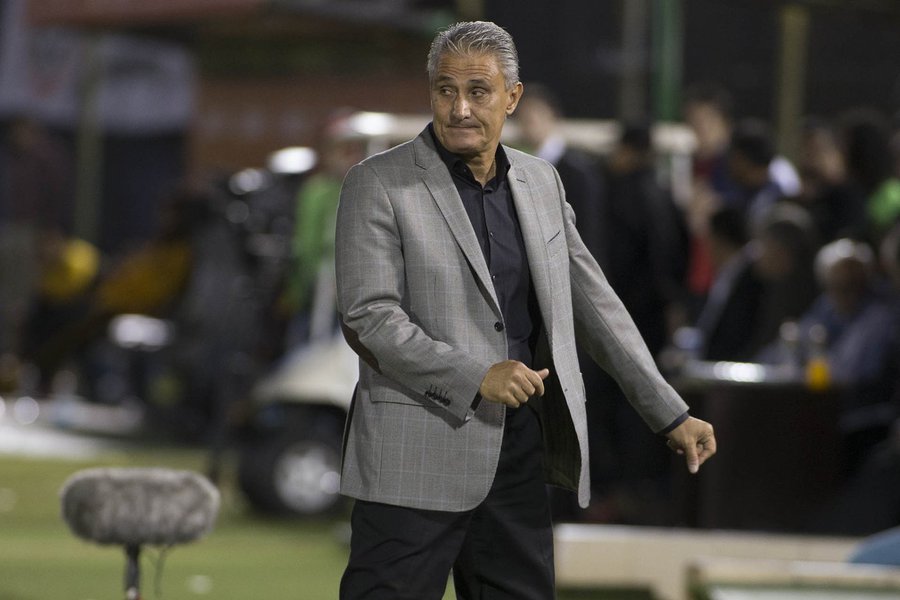 durante o jogo realizado esta noite no Estadio Defensores del Chaco entre Guarani/Paraguai x Corinthians/Brasil, jogo de ida das oitavas de final da Copa Libertadores da America 2015. Juiz: Daniel Fedorczuk - Assuncao/Paraguai - 06/05/2015. Foto: © Da (Foto: Luis Mauro Queiroz) durante o jogo realizado esta noite no Estadio Defensores del Chaco entre Guarani/Paraguai x Corinthians/Brasil, jogo de ida das oitavas de final da Copa Libertadores da America 2015. Juiz: Daniel Fedorczuk - Assuncao/Paraguai - 06/05/2015. Foto: © Da