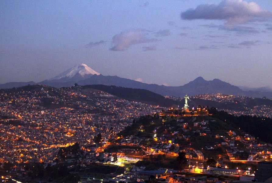 Vulcão Cotopaxi é visto de Quito, capital do Equador, nesta semana. 10/08/2015 REUTERS/Guillermo Granja (Foto: Paulo Emílio) Vulcão Cotopaxi é visto de Quito, capital do Equador, nesta semana. 10/08/2015 REUTERS/Guillermo Granja