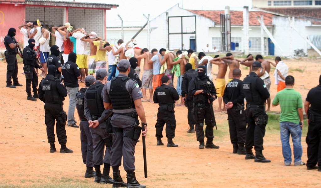 14/09/2011 - Natal - Policia - Rebelião no Presidio de Alcaçuz.foto:Emanuel Amaral/H:/Selecionadas (Foto: Leonardo Lucena) 14/09/2011 - Natal - Policia - Rebelião no Presidio de Alcaçuz.foto:Emanuel Amaral/H:/Selecionadas