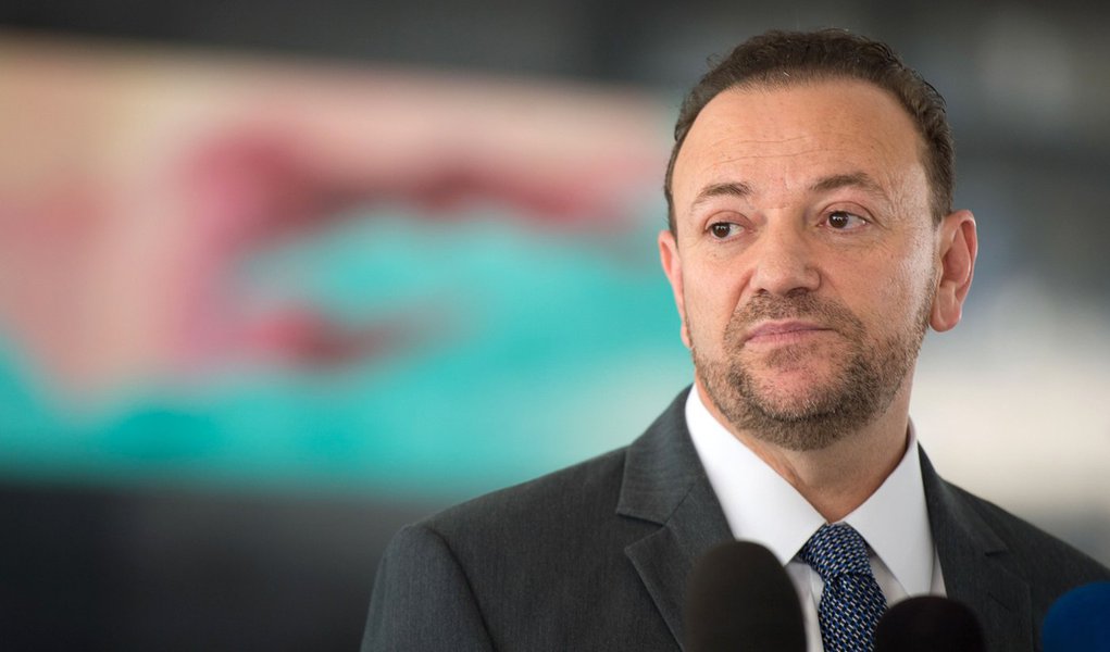 O Ministro da Secretaria de Comunicação (Secom) da Presidência da República, Edinho Silva, fala à jornalistas após reunião de coordenação política com a Presidenta Dilma Rousseff (Marcelo Camargo/Agência Brasil) (Foto: Roberta Namour) O Ministro da Secretaria de Comunicação (Secom) da Presidência da República, Edinho Silva, fala à jornalistas após reunião de coordenação política com a Presidenta Dilma Rousseff (Marcelo Camargo/Agência Brasil)