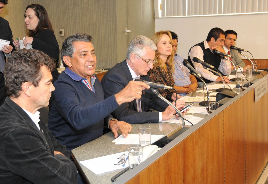 Padre Jo�o (deputado federal � PT/MG),
David Eliude Silva (vice-presidente da Nova Central Sindical de Trabalhadores),
Rog�rio Correia (deputado estadual PT/MG),
Geisa Teixeira (deputada estadual PT/MG),
Pedro Paulo de Abreu Pinheiro (diretor do Sint (Foto: Luis Mauro Queiroz) Padre Jo�o (deputado federal � PT/MG),
David Eliude Silva (vice-presidente da Nova Central Sindical de Trabalhadores),
Rog�rio Correia (deputado estadual PT/MG),
Geisa Teixeira (deputada estadual PT/MG),
Pedro Paulo de Abreu Pinheiro (diretor do Sint