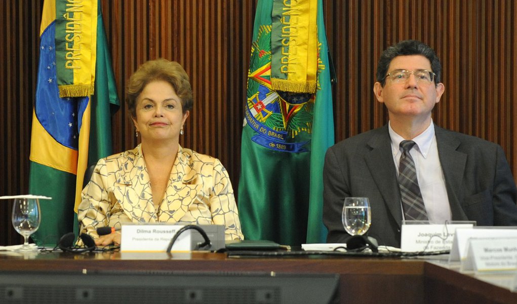 Presidenta Dilma Rousseff e os ministros Aloizio Mercadante (Casa Civil) e Joaquim Levy (Fazenda), recebem o presidente da Anfavea, Luiz Moan Yabiku Junio, e dirigentes das empresas associadas (José Cruz/Agência Brasil) (Foto: Roberta Namour) Presidenta Dilma Rousseff e os ministros Aloizio Mercadante (Casa Civil) e Joaquim Levy (Fazenda), recebem o presidente da Anfavea, Luiz Moan Yabiku Junio, e dirigentes das empresas associadas (José Cruz/Agência Brasil)