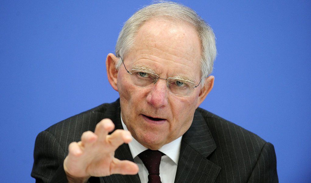 German Finance Minister Wolfgang Schaeuble gives a press conference on March 21, 2012 in Berlin. The German cabinet had approved before a bigger-than-expected budget deficit for the current year 2012 to take into account the country's increased contributi (Foto: Leonardo Attuch) German Finance Minister Wolfgang Schaeuble gives a press conference on March 21, 2012 in Berlin. The German cabinet had approved before a bigger-than-expected budget deficit for the current year 2012 to take into account the country's increased contributi