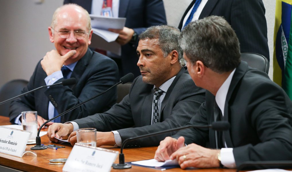 Brasília- DF 23-09-2015 Foto Lula Marques/Agência PT Senador, Romário durante reunião deliberativa da CPI do Futebol para votação de requerimentos. (Foto: Luis Mauro Queiroz) Brasília- DF 23-09-2015 Foto Lula Marques/Agência PT Senador, Romário durante reunião deliberativa da CPI do Futebol para votação de requerimentos.