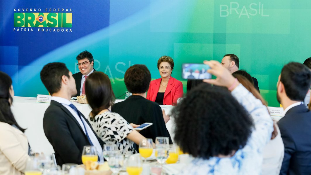 Brasília - DF, 07/01/2016. Presidenta Dilma Rousseff durante café da manhã com jornalistas-setoristas do Palácio do Planalto. Foto: Ichiro Guerra/PR (Foto: Leonardo Attuch) Brasília - DF, 07/01/2016. Presidenta Dilma Rousseff durante café da manhã com jornalistas-setoristas do Palácio do Planalto. Foto: Ichiro Guerra/PR