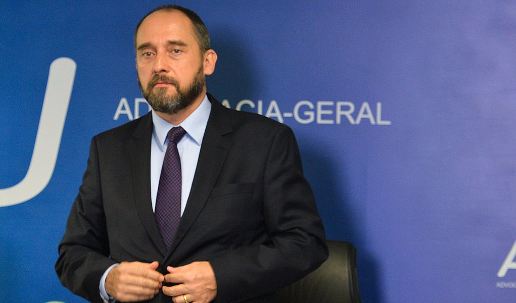 Brasília - O Advogado Geral da União, Luiz Inácio Adams fala sobre o julgamento das contas da presidenta Dilma Rousseff (Antonio Cruz/Agência Brasil) (Foto: Gisele Federicce) Brasília - O Advogado Geral da União, Luiz Inácio Adams fala sobre o julgamento das contas da presidenta Dilma Rousseff (Antonio Cruz/Agência Brasil)