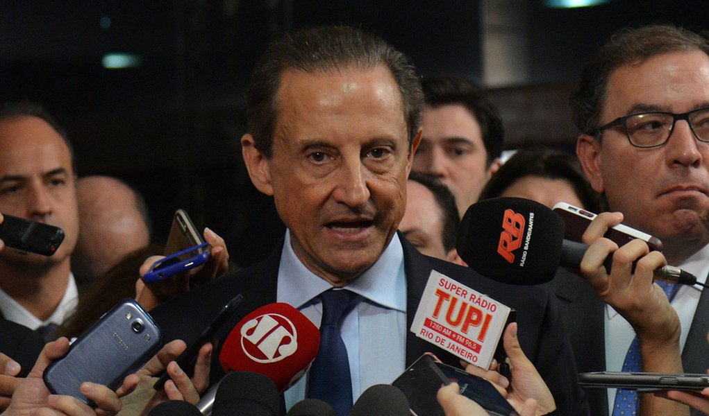 O presidente da Federação das Indústrias do Estado de São Paulo (Fiesp), Paulo Skaf, fala à imprensa depois de audiência com o presidente do Senado, Renan Calheiros, no Congresso Nacional (Antonio Cruz/Agência Brasil) (Foto: Giuliana Miranda) O presidente da Federação das Indústrias do Estado de São Paulo (Fiesp), Paulo Skaf, fala à imprensa depois de audiência com o presidente do Senado, Renan Calheiros, no Congresso Nacional (Antonio Cruz/Agência Brasil)