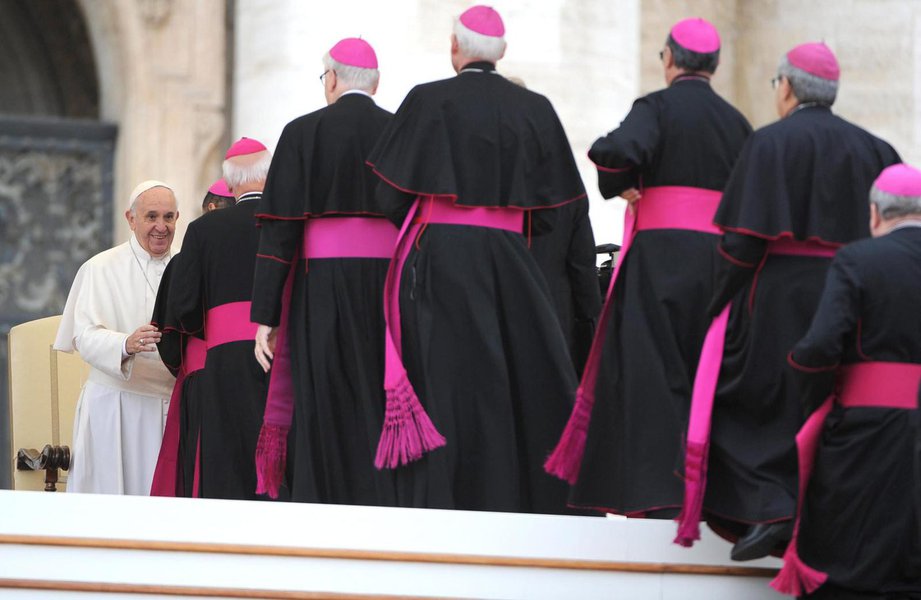 epa04986667 Pope Francis (L) welcomes Bishops during the Wednesday's General Audience in St. Peter Square of the Vatican City, Vatican, 21 October 2015. EPA/MAURIZIO BRAMBATTI (Foto: Paulo Emílio) epa04986667 Pope Francis (L) welcomes Bishops during the Wednesday's General Audience in St. Peter Square of the Vatican City, Vatican, 21 October 2015. EPA/MAURIZIO BRAMBATTI