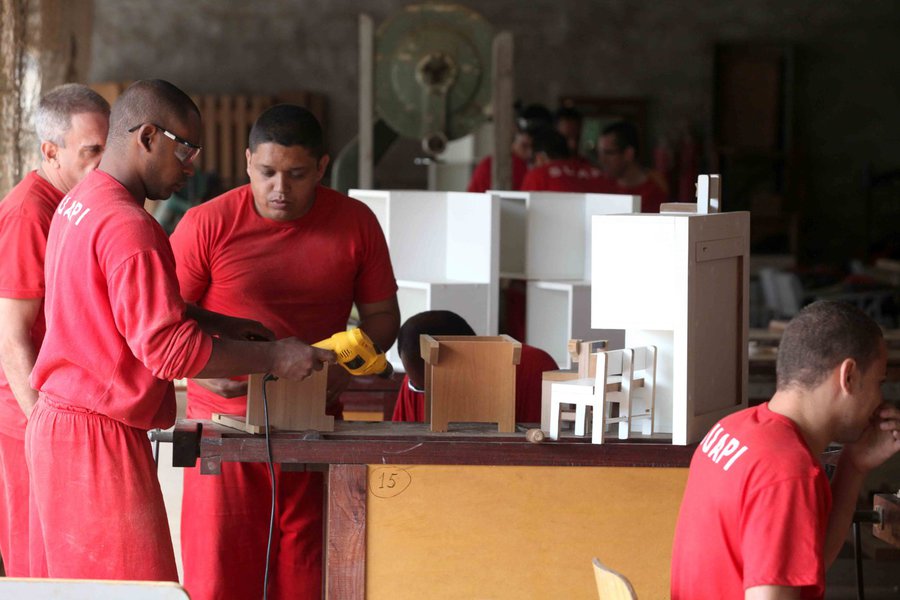 17/11/2015 - Foto Marcelo Sant Anna : Penitenciaria de Juiz de Fora. Presidio José Edson Cavlieria : construção de anexo , oficina de marcenaria . (Foto: Luis Mauro Queiroz) 17/11/2015 - Foto Marcelo Sant Anna : Penitenciaria de Juiz de Fora. Presidio José Edson Cavlieria : construção de anexo , oficina de marcenaria .