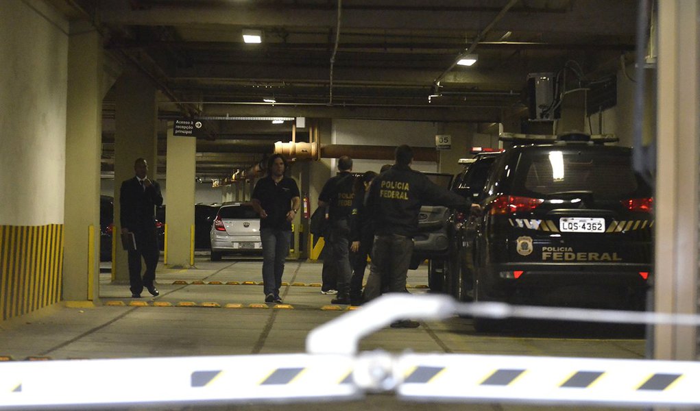 Policiais federais cumprem mandados de busca e apreensão na sede da empreiteira Norberto Odebrecht, no Rio de Janeiro, como parte da 14ª fase da Operação Lava Jato (Tânia Rêgo/Agência Brasil) (Foto: Paulo Emílio) Policiais federais cumprem mandados de busca e apreensão na sede da empreiteira Norberto Odebrecht, no Rio de Janeiro, como parte da 14ª fase da Operação Lava Jato (Tânia Rêgo/Agência Brasil)