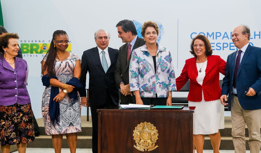Brasília - DF, 07/04/2015. Presidenta Dilma Rousseff durante cerimônia de lançamento do Pacto Nacional de Enfrentamento às Violações de Direitos Humanos na Internet - #Humaniza Redes. Foto: Roberto Stuckert Filho/PR. (Foto: Gisele Federicce) Brasília - DF, 07/04/2015. Presidenta Dilma Rousseff durante cerimônia de lançamento do Pacto Nacional de Enfrentamento às Violações de Direitos Humanos na Internet - #Humaniza Redes. Foto: Roberto Stuckert Filho/PR.