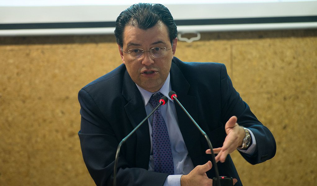 O ministro de Minas e Energia, Eduardo Braga, durante entrevista coletiva, anuncia deliberações da 158ª reunião do Comitê de Monitoramento do Setor Elétrico - CMSE (Marcelo Camargo/Agência Brasil) (Foto: Gisele Federicce) O ministro de Minas e Energia, Eduardo Braga, durante entrevista coletiva, anuncia deliberações da 158ª reunião do Comitê de Monitoramento do Setor Elétrico - CMSE (Marcelo Camargo/Agência Brasil)