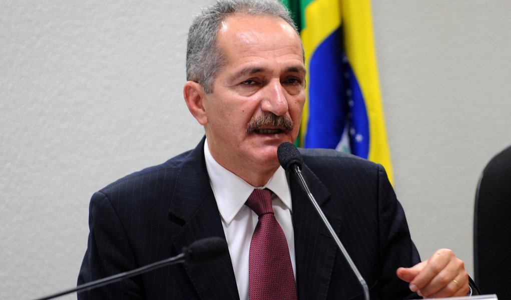 Bras�lia - O ministro do Esporte, Aldo Rebelo, participa de audi�ncia p�blica na Comiss�o de Educa��o, Cultura e Esporte do Senado, para discutir os preparativos para a Copa das Confedera��es, em 2013, e para a Copa do Mundo FIFA Brasil 2014 (Foto: Leonardo Lucena) Bras�lia - O ministro do Esporte, Aldo Rebelo, participa de audi�ncia p�blica na Comiss�o de Educa��o, Cultura e Esporte do Senado, para discutir os preparativos para a Copa das Confedera��es, em 2013, e para a Copa do Mundo FIFA Brasil 2014