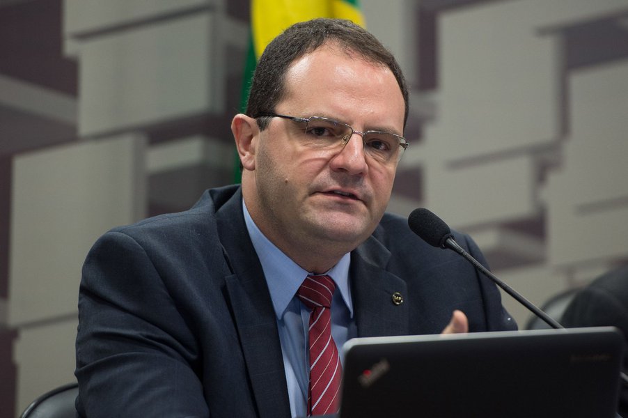 17/03/2015- Brasília- DF, Brasil- O ministro do Planejamento, Nelson Barbosa, participa de audiência pública na Comissão de Assuntos Econômicos (CAE) do Senado. (Foto: Romulo Faro) 17/03/2015- Brasília- DF, Brasil- O ministro do Planejamento, Nelson Barbosa, participa de audiência pública na Comissão de Assuntos Econômicos (CAE) do Senado.